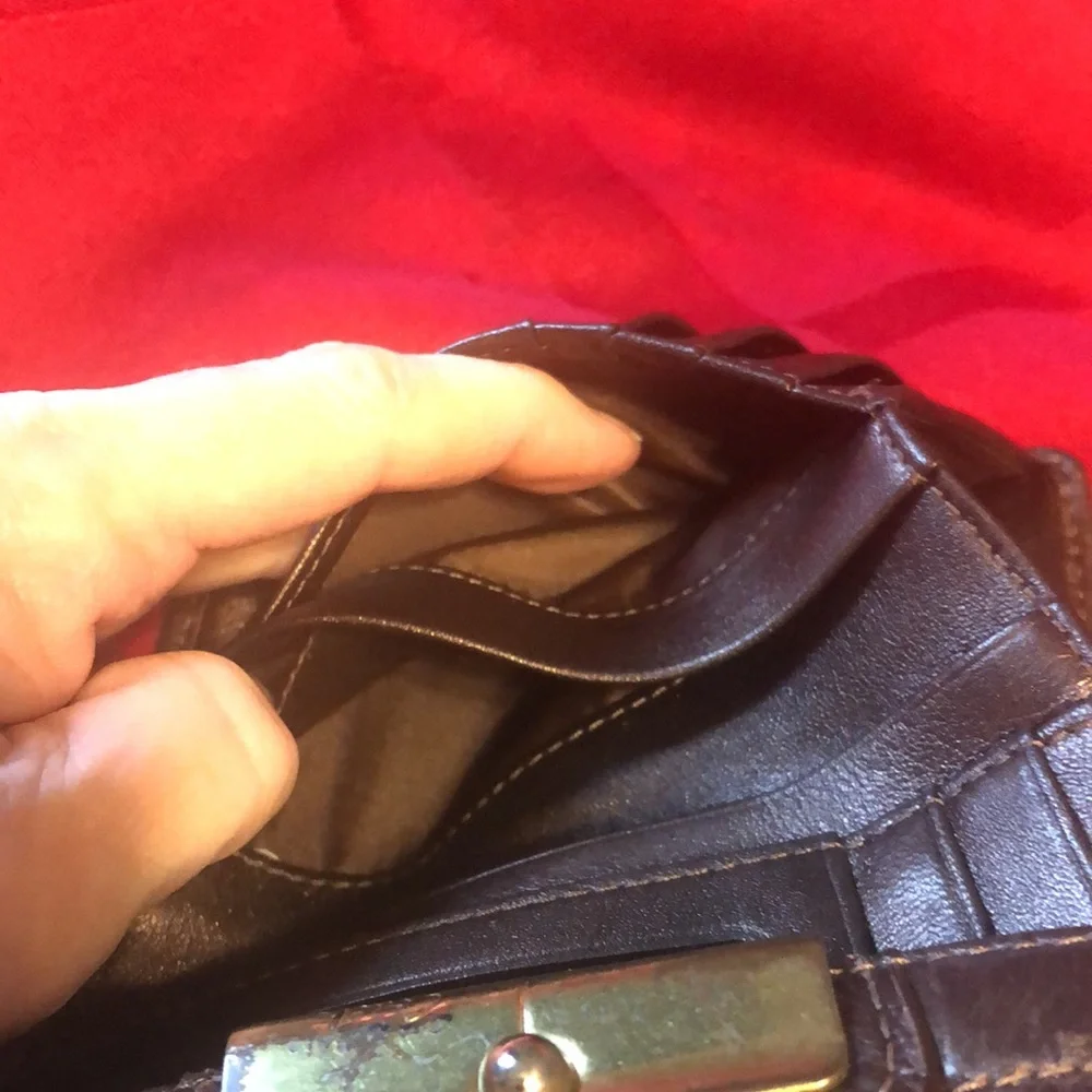 PreOwned - Coach Wallet - snaps and zipper work -7 credit cards slots-5 pockets - Picture 11 of 16